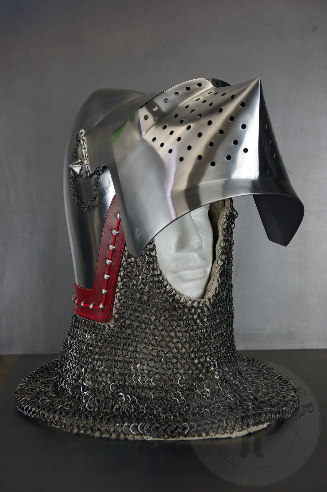 Visored bascinet based on example from Le Landeron in Switzerland, circa 1380-1400. Material: 2 mm steel with 0,3 % carbon. Heat treatment: hardened and tempered up to 34 HRC. Weight 4,090 kg / Przybica starszego typu tzw. psi pysk wzorowana na oryginale z Le Landeron w Szwajcarii, datowana na 1380-1400 rok. Materia: stal 2 mm o zawartoci wgla 0,3%. Hartowany i odpuszczany do 34 HRC. Waga 4,090 kg.